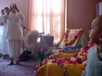 Muralidhara-Prabhu-offers-arati
