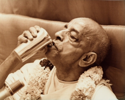 Prabhupada drinks water: 