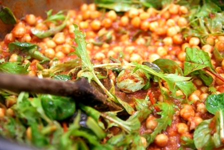 Saudi baharat scented chickpeas with fresh greens: 