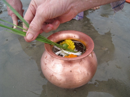 auspicious pot: