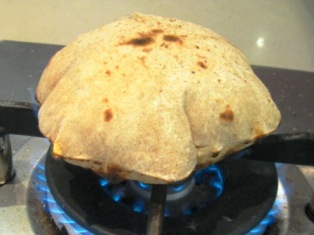 chapatis puffed to the max: 