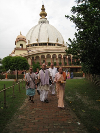 the path to Mother Ganga: